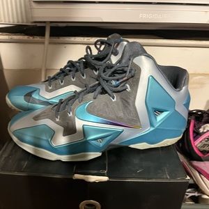 EUC MENS SIZE 13 Nike Lebron